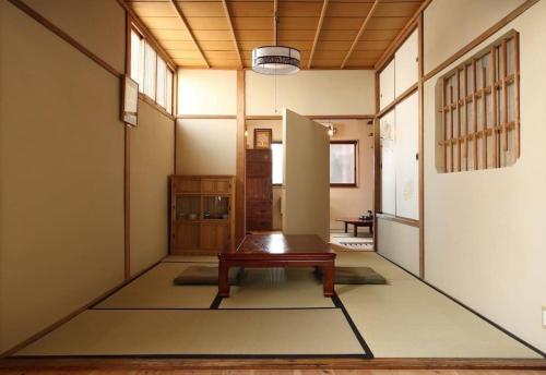 a living room with a bench in the middle of a room at 帝塚山忍者屋敷 in Osaka