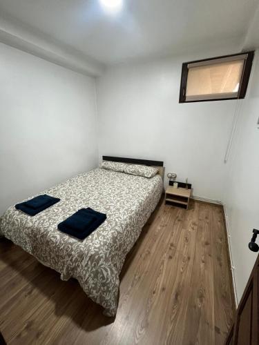 a bedroom with a bed and a wooden floor at Estupenda casa rural con excelente ubicación in Gramedo