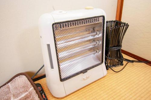a white toaster oven sitting on top of a table at 帝塚山忍者屋敷 in Osaka
