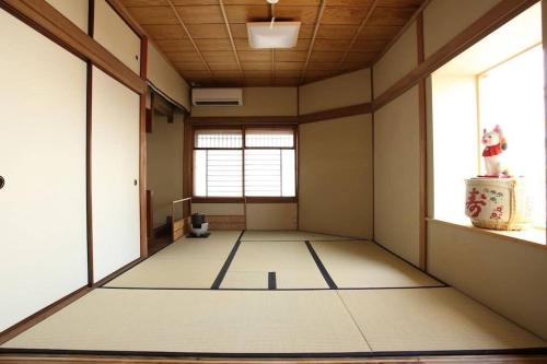an empty room with a large window at 帝塚山忍者屋敷 in Osaka
