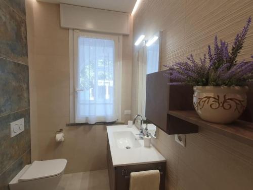 La salle de bains est pourvue d'un lavabo, de toilettes et d'une fenêtre. dans l'établissement Lecci al Mare, à San Vincenzo
