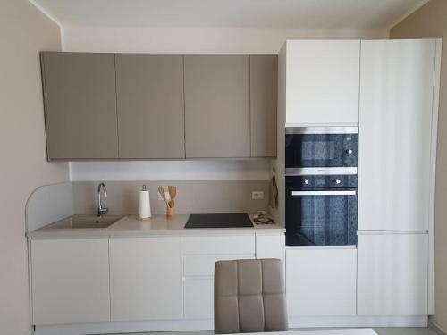 Una cocina o cocineta en Lecci al Mare