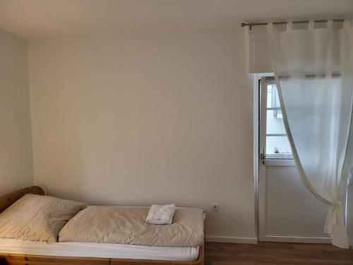 Ένα ή περισσότερα κρεβάτια σε δωμάτιο στο Privatzimmer an der Uniklinik Mainz