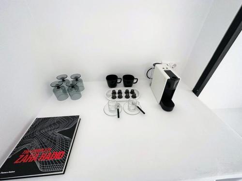 un tavolo bianco con alcuni oggetti sopra di Studio 77 a Mykonos Città