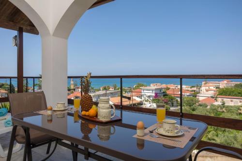 een eettafel met uitzicht op de oceaan bij Vallia's Seaview Complex in Argassi