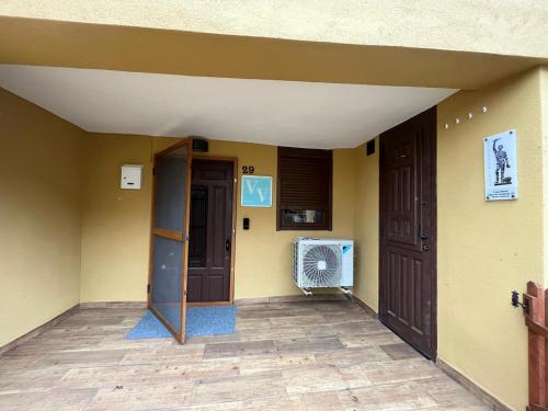 an empty room with two doors and a fan at Estupenda casa rural con excelente ubicación in Gramedo