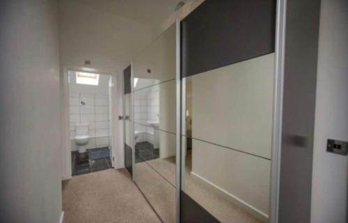 een badkamer met een toilet en een inloopdouche bij Open plan house overlooking penshaw monument is in Sunderland