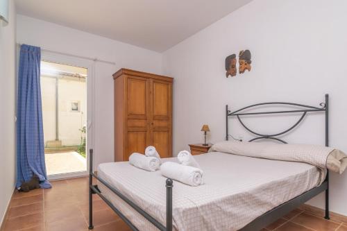 - une chambre avec un lit et des serviettes dans l'établissement Ca Na Maria -Dorant-, à Son Serra de Marina