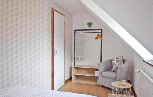 3 Bedroom Beautiful Home In Plehedel tesisinde bir oturma alanı