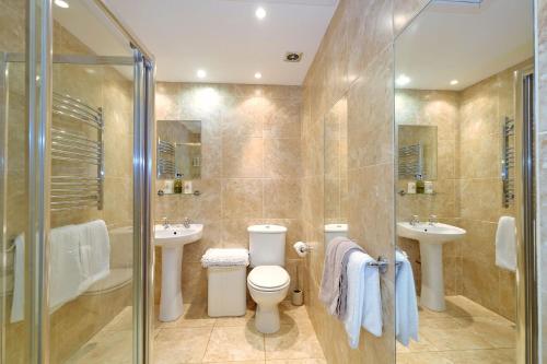 La salle de bains est pourvue de toilettes, de 2 lavabos et d'une douche. dans l'établissement Entire unique tiny house - Moss Cabin, à Banff