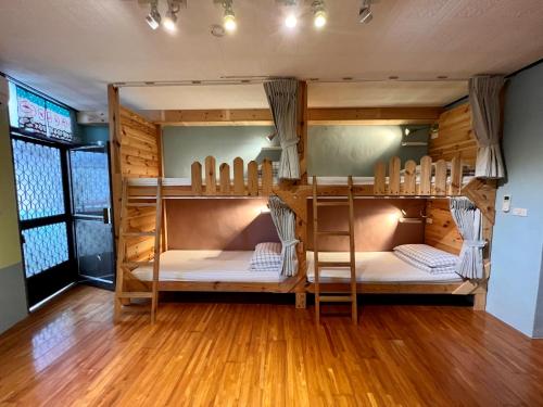 a room with two bunk beds in it at Gift Box Hostel in Chishang