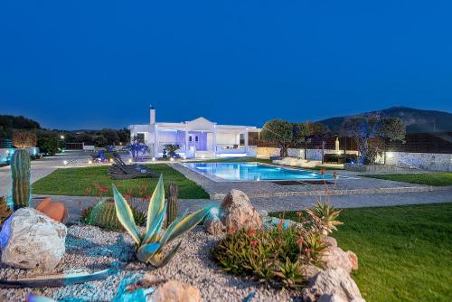 einen Hinterhof mit Pool und einigen Pflanzen in der Unterkunft Marble Pool Villa in Pastida