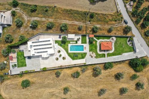 una vista aérea de una mansión con piscina en Marble Pool Villa en Pastida