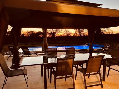 - une table et des chaises sous un parasol sur la terrasse dans l'établissement 4-Star Tourism Rated Holiday Home with Air Con & Private Heated Pool - 45 Mins from Sarlat, à Capdrot