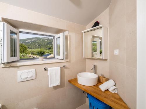 baño con lavabo y ventana en Villa Starry Sky ,Hvar en Jelsa