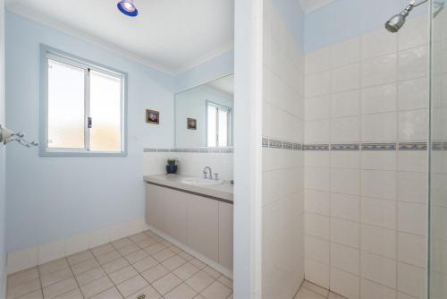 biała łazienka z prysznicem i umywalką w obiekcie Beach Break - Family Accommodation with Ocean Views w mieście Lancelin