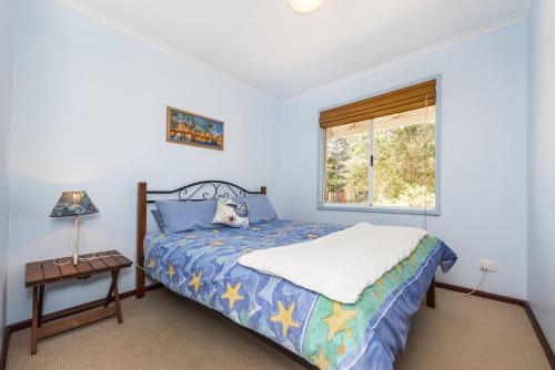 sypialnia z łóżkiem i oknem w obiekcie Beach Break - Family Accommodation with Ocean Views w mieście Lancelin