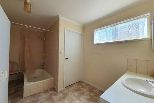 吉爾德頓的住宿－Dhu View - Views for days，浴室配有盥洗盆、卫生间和浴缸。