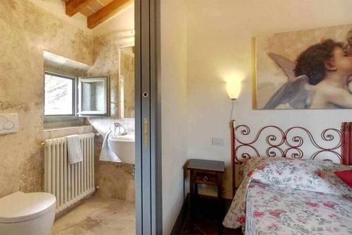 Et badeværelse på Villa Casaglia 2apartment With Shared Pool