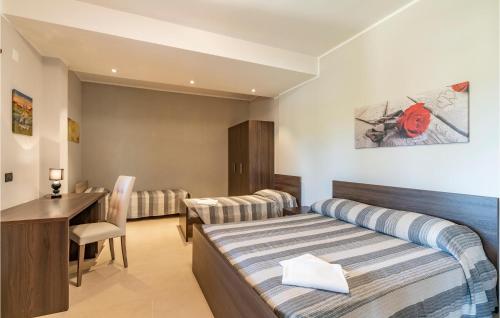 - une chambre avec un lit et un bureau dans l'établissement Villa Del Borgo, à Marano Marchesato