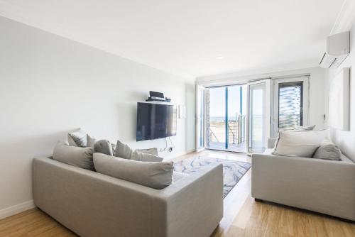 Un lugar para sentarse en Oceans Waves - Luxury Apartment with ocean views