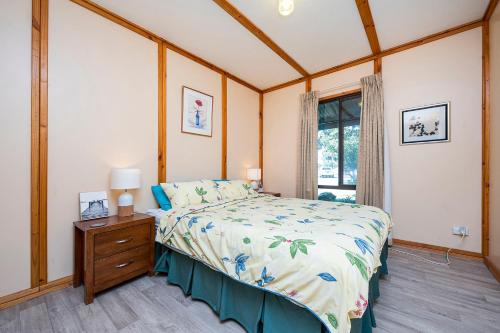 Un pat sau paturi într-o cameră la Sea Breeze - Perfect house for the family