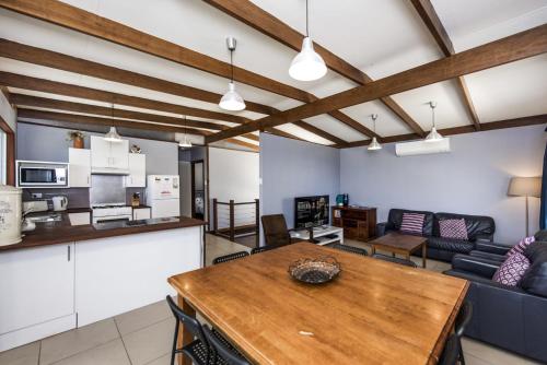 Η κουζίνα ή μικρή κουζίνα στο Seascape - Outstanding Views Pet Friendly Free WIFI Netflix