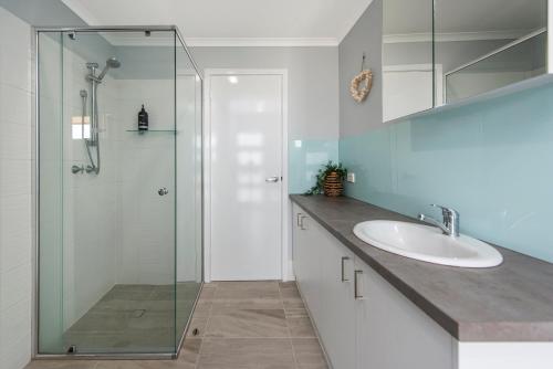 y baño con lavabo y ducha acristalada. en Sunset View- Ocean Views en Lancelin