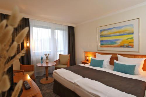 Postel nebo postele na pokoji v ubytování Hotel Bernstein Prerow