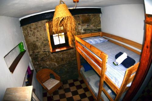 ein kleines Zimmer mit einem Etagenbett in einem Haus in der Unterkunft Agradable piso en el casco antiguo de Tarifa in Tarifa