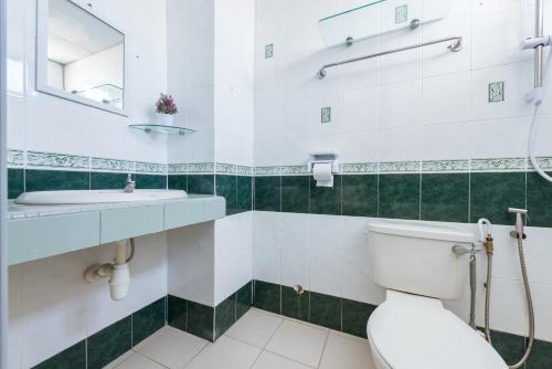 La salle de bains est pourvue de toilettes et d'un lavabo. dans l'établissement PortDickson Cozy Muji Home 10Pax3BR 1min to beach, à Port Dickson
