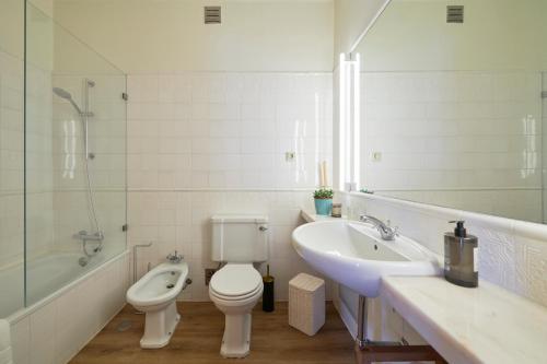 a bathroom with a sink and a toilet and a tub at Luxury Farmhouse with Swimming Pool, By TimeCooler in Sobral de Monte Agraço