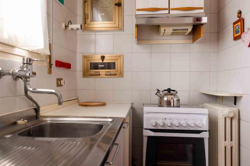 a small kitchen with a sink and a stove at L'anfiteatro in Vercelli