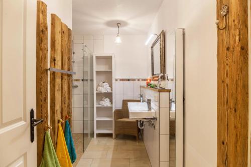 ein Bad mit einem Waschbecken und einem Spiegel in der Unterkunft Lina in Rottenbuch