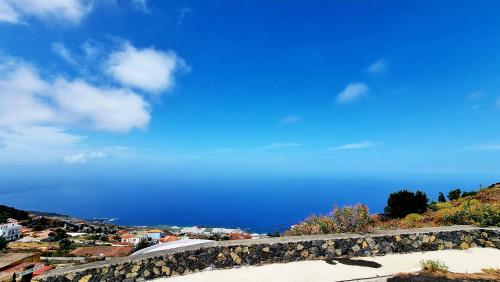 widok na ocean ze skały w obiekcie El Níspero w mieście Fuencaliente de la Palma