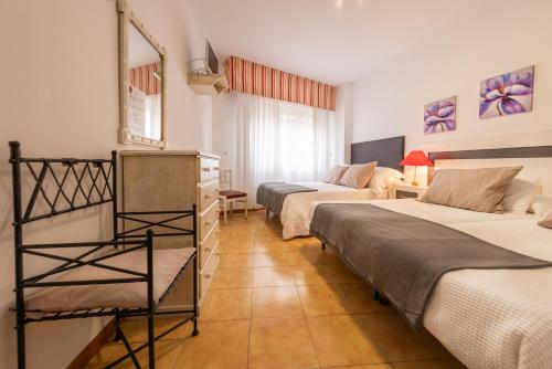 格羅韋的住宿－Hospedaxe Maria Aguiño，一间设有两张床的房间,楼梯