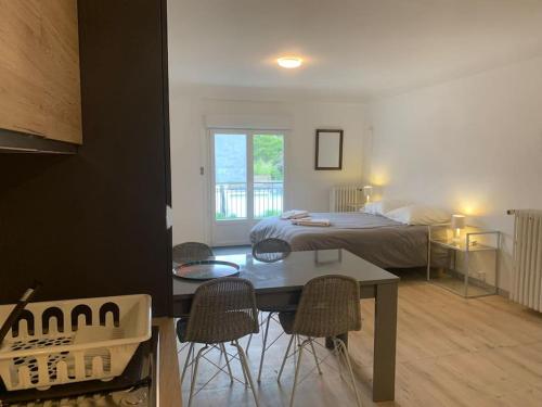 a bedroom with a bed and a table and chairs at Loft avec parking centre Tours et bord du Cher Loire Valley in Tours