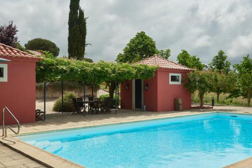 eine Villa mit einem Pool und einem Haus in der Unterkunft Luxury Farmhouse with Swimming Pool, By TimeCooler in Sobral de Monte Agraço