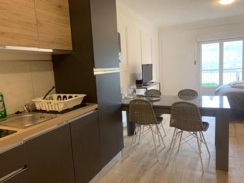 a kitchen with a sink and a table with chairs at Loft avec parking centre Tours et bord du Cher Loire Valley in Tours