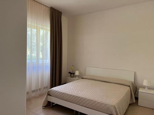 Un dormitorio con una cama y una ventana grande en Residence Paradise, en Peschici