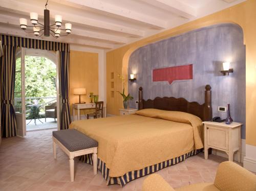 a bedroom with a large bed in a room at Park Hotel Villa Belvedere in Cannobio