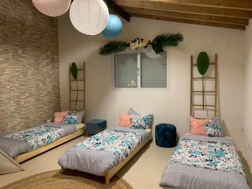 a room with two beds and a window at Vivenda do Cielo in Salga