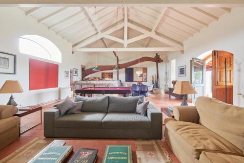 sala de estar con sofá y cama en Luxury Farmhouse with Swimming Pool, By TimeCooler, en Sobral de Monte Agraço