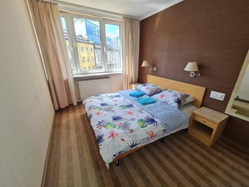華沙的住宿－10Q - Z6 Apartment 303，一间小卧室,配有床和窗户