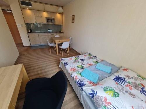 華沙的住宿－10Q - Z6 Apartment 303，小房间设有一张床和一张桌子