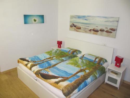 1 dormitorio con 1 cama con una pintura en la pared en Beach Suite Playa Cala dor en Cala D'Or