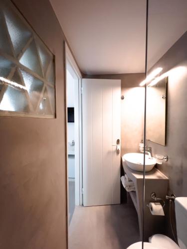 Ένα μπάνιο στο Aggelikoula Rooms 