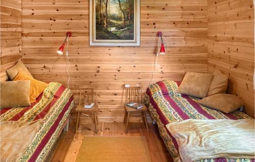 Habitación con 2 camas en una cabaña de madera en 3 Bedroom Lovely Home In Vrena en Vrena