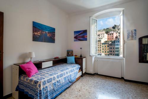 - une chambre avec un lit et une fenêtre dans l'établissement Scoglio Gi Il Rifugio degli Artisti, à Camogli
