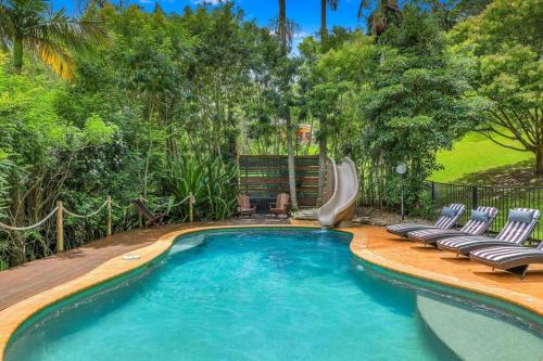 Πισίνα στο ή κοντά στο Cabin on Acreage w Ponies and Pool